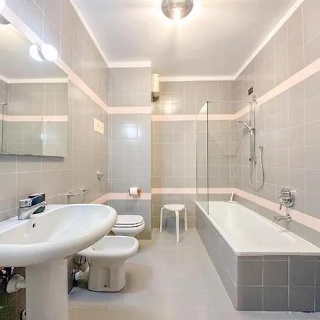 아파트 Aspromonte Lakeside - Garden Retreat 레코