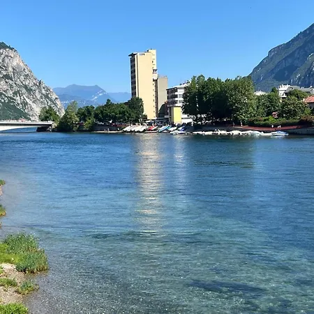 شقة Aspromonte Lakeside - Garden Retreat