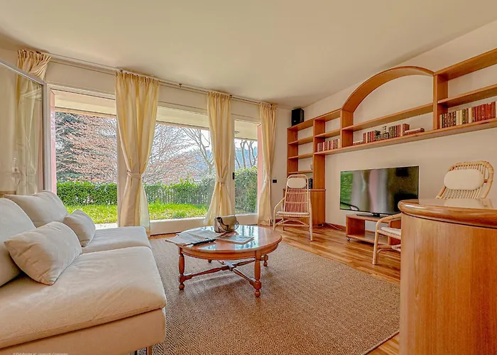 Daire Aspromonte Lakeside - Garden Retreat *